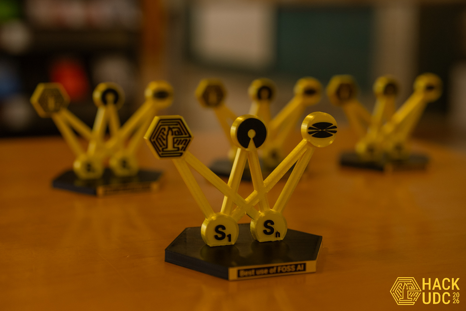 HackUDC 2026: trofeos del equipo, incluido el premio Best Use of FOSS AI